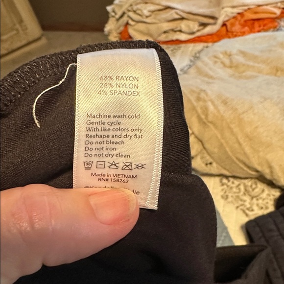 Kendall & Kylie Black Leggings - Picture 5 of 5